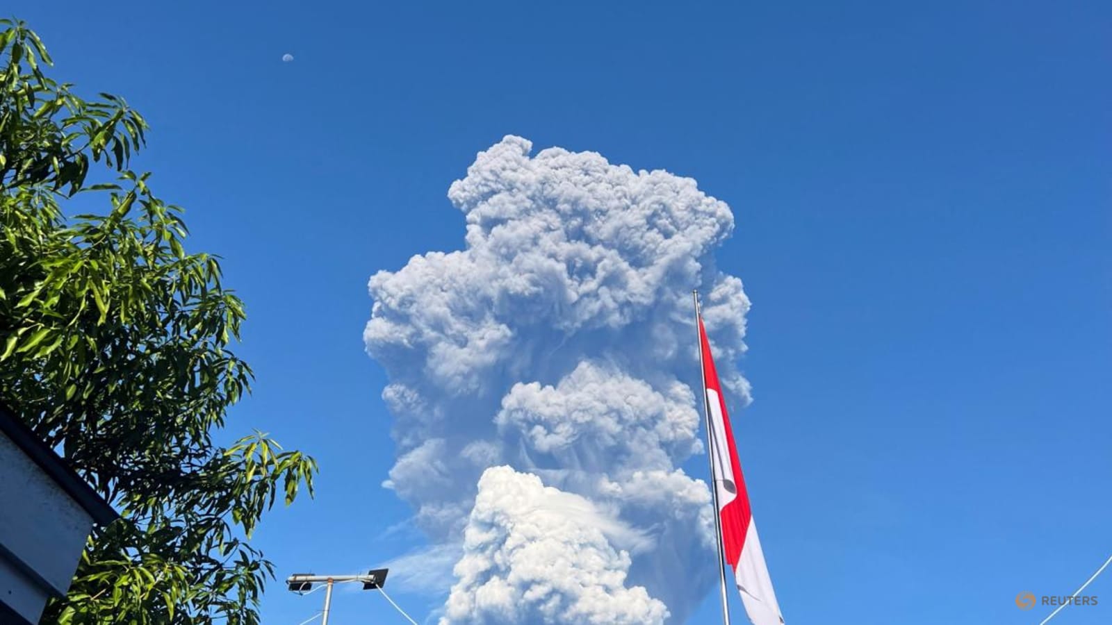Singapura Mobilisasi Diplomasi Darurat untuk Penggalangan Warganya dari Bencana Erupsi Dukono