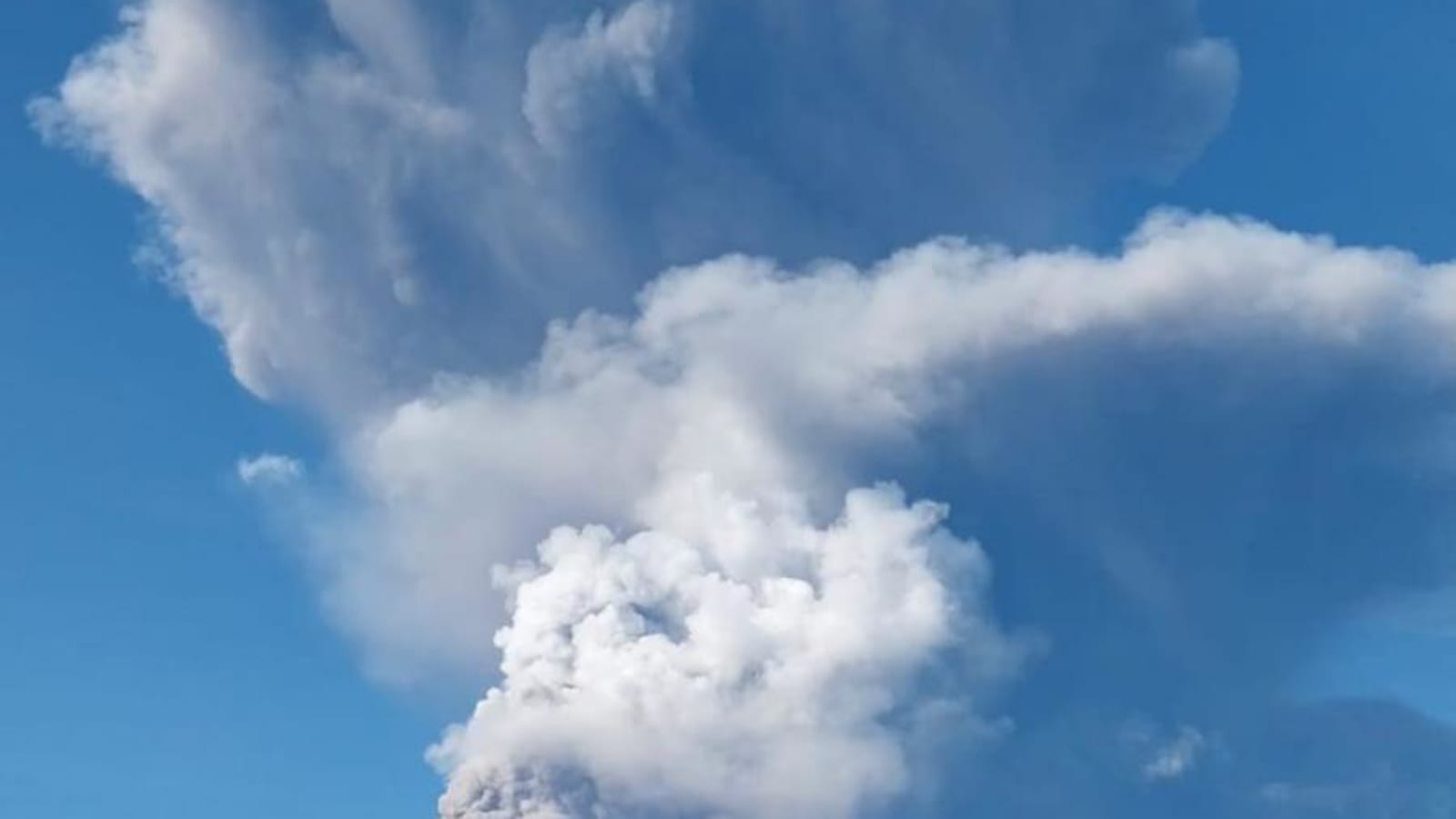 Gunung Dukono Terus Berdegum, Pendaki Tetap Nekat Meski Belum Ada Larangan Resmi