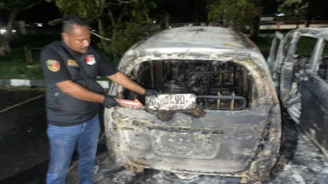 Bentrok Suporter di Stadion Lukas Enembe, 10 Polisi Cedera dan Puluhan Kendaraan Hancur Lebur