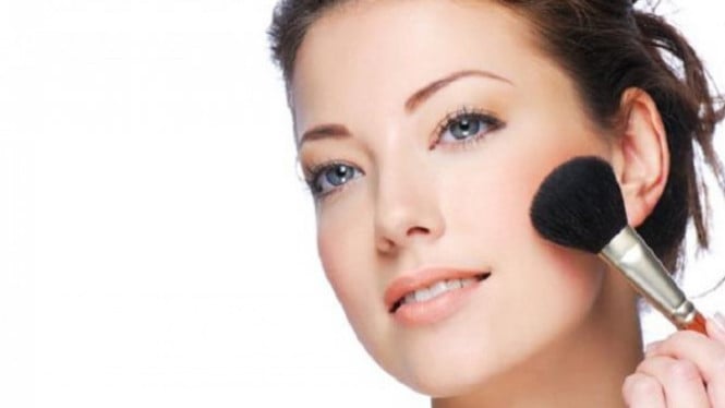 Blush On Pemula? Jangan Panik, Ini Cara Aplikasi yang Bikin Wajah Glowing Sepanjang Hari