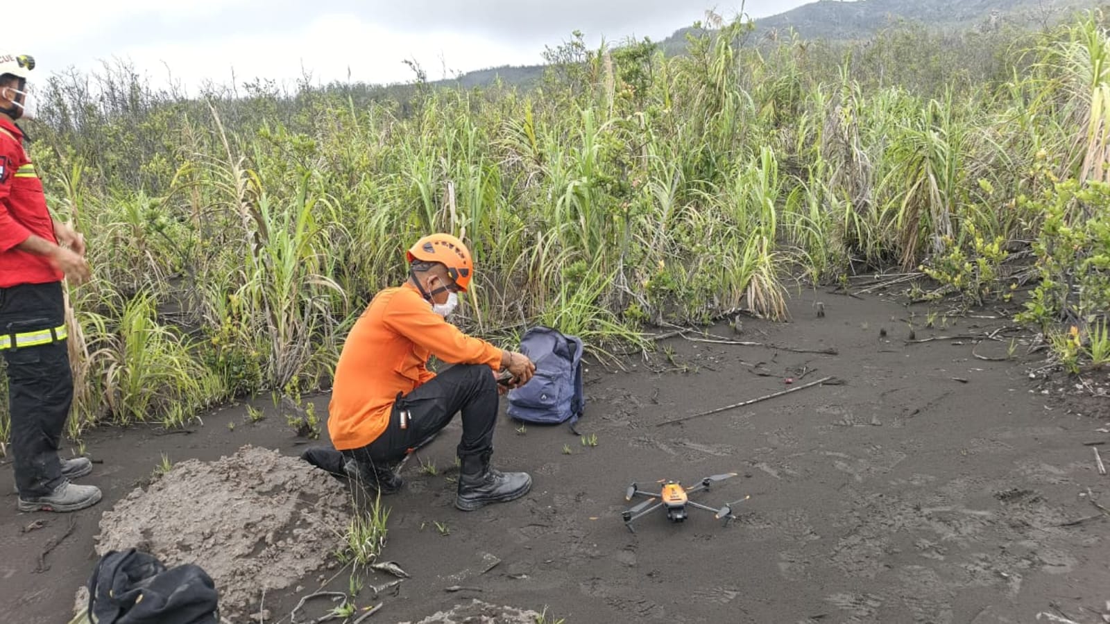 Tragedi di Dukono: Dua Pendaki Singapura Ditemukan Meninggal, Letusan Gunung Terhambat Proses Evakuasi