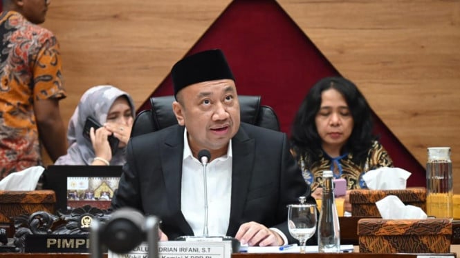 Gaji Guru Meningkat, Tapi DPR Peringatkan Jangan Lupakan Sekolah Rusak