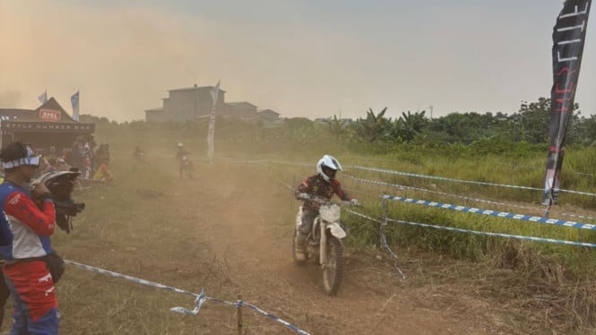 Rahasia Aroma Khas Motor 2-Tak: Bagaimana Oli Samping Menciptakan 'Parfum' Mesin