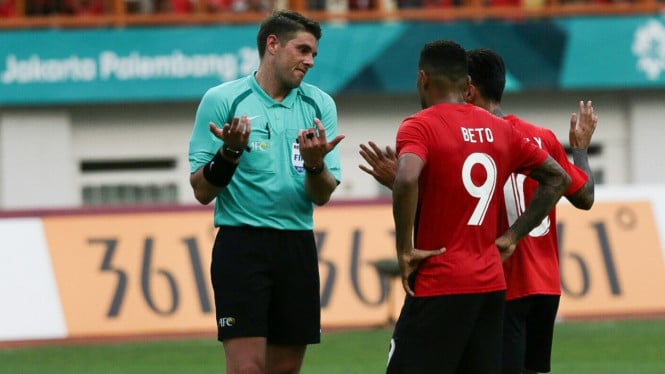 Wasit Australia Shaun Evans Bersih dari Tuduhan Gestur Rasis, FIFA Tutup Kasus