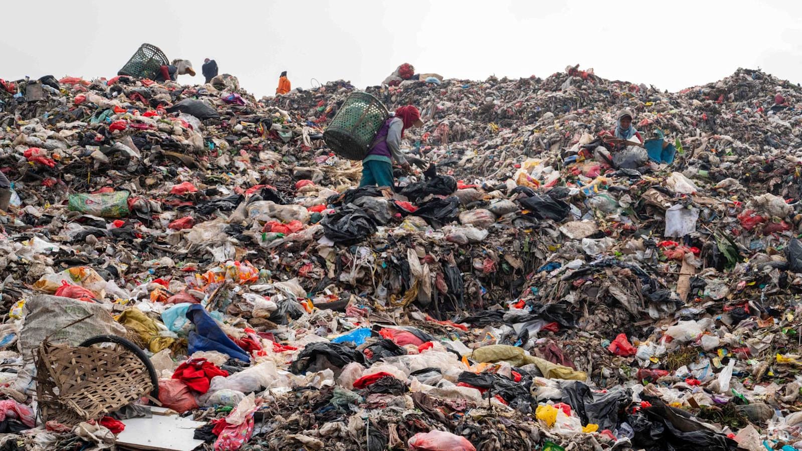 Sampah Menumpuk: Mengapa Teknologi Energi Tidak Bisa Jadi Penyelamat Indonesia