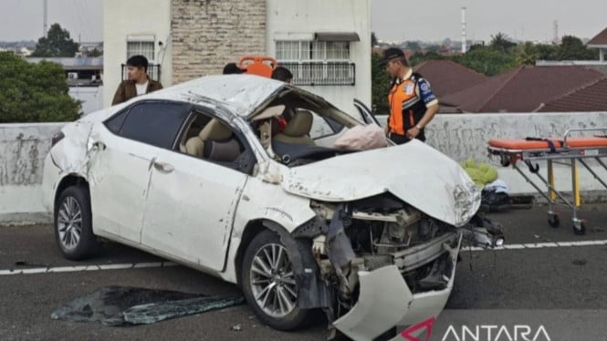 Detik-detik Menegangkan di Tol Becakayu: Tiga Mobil Tabrakan Berantai, 8 Penumpang Terluka