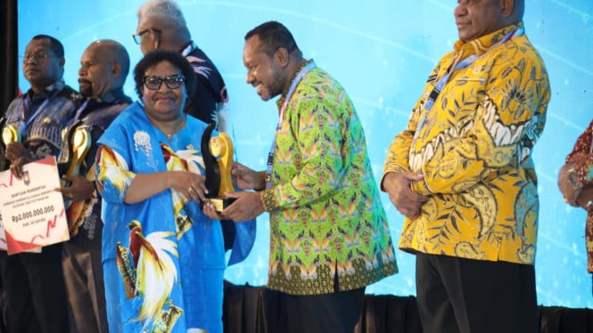 Wamendagri Ribka Haluk Pukul Gong Penghargaan untuk Pemda Berprestasi Papua, Ini Bukti Tata Kelola yang Membaik