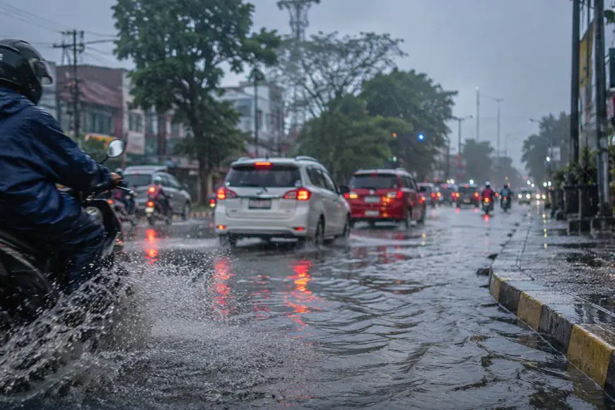 Paradoks Musim Kemarau: Mengapa Indonesia Masih Diguyur Hujan Lebat Padahal Sudah Memasuki Musim Kering?