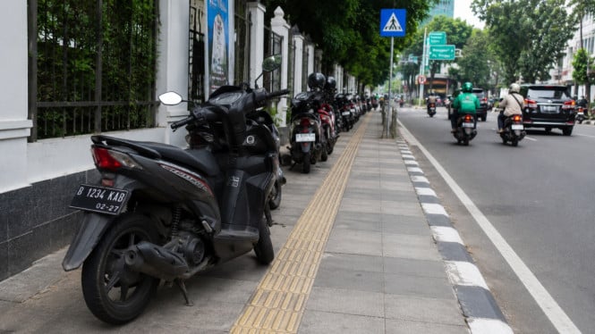 Denda Parkir Motor di Trotoar Bikin Kantong Jebol, Polri Beri Peringatan Keras