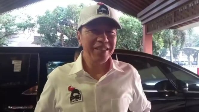 Gaya Santai Jokowi Dimulai dari Solo: Kemeja dan Topi PSI Jadi Pemandangan Menarik Sebelum Terbang ke Lampung