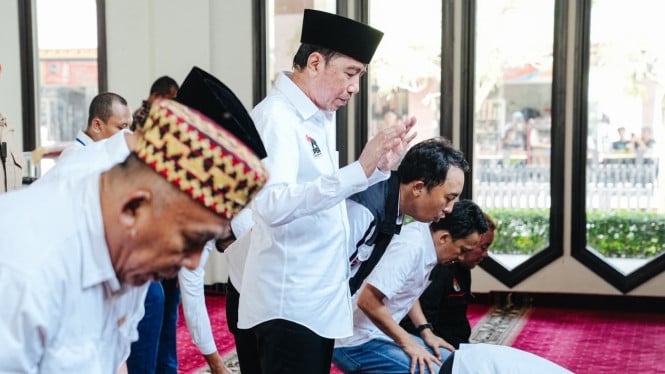 Jokowi Tiba di Lampung, Mulai Misi 3 Hari dengan Istigfar di Masjid