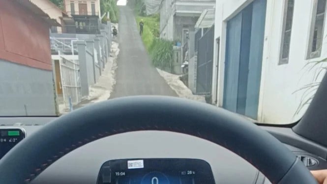 Mobil Matik Turun Gunung? Lupakan Rem, Ini Triknya!