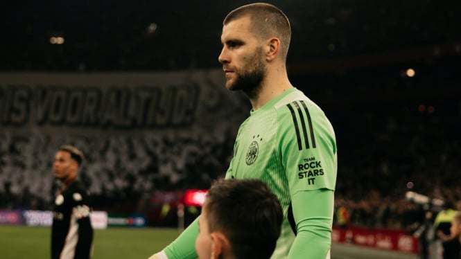 Kabar Mengkhawatirkan dari Amsterdam: Posisi Maarten Paes di Ajax Goyah, Herdman Diminta Waspada
