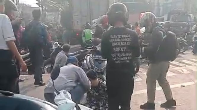 Truk Pengangkut Barang Hilang Kendali di Bekasi, Puluhan Pengendara Motor Jadi Korban dalam Insiden Dramatis