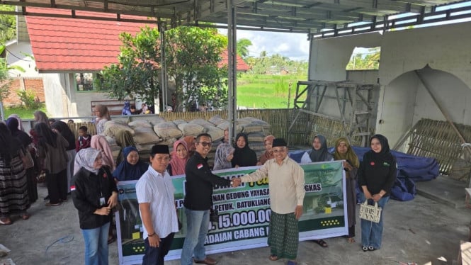 Pegadaian Cabang Praya Jadi Pionir Investasi Emas untuk Generasi Muda Sekaligus Bangun Sekolah Impian