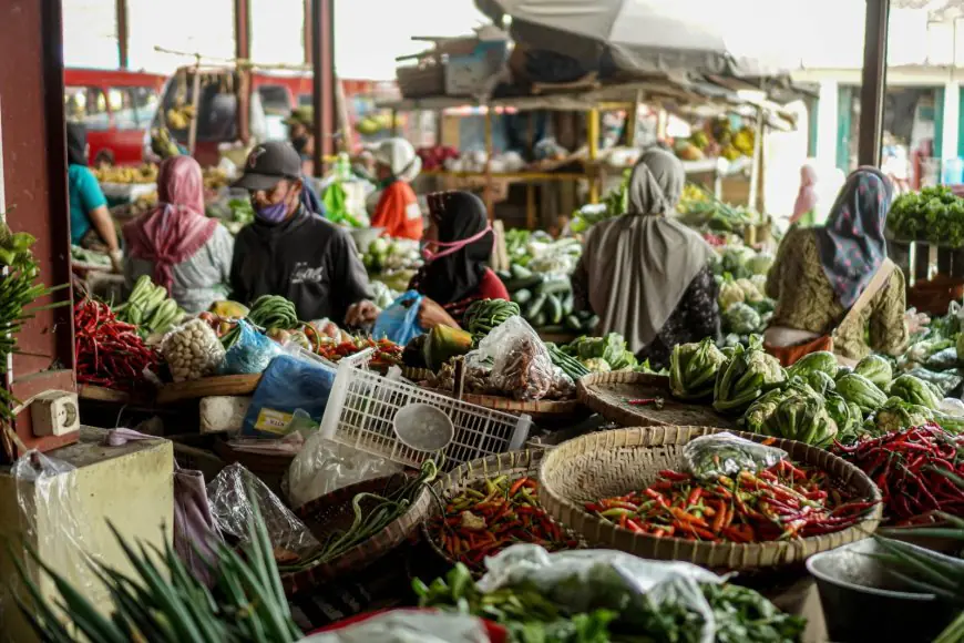 Turun Harga, Naik Khawatir: Mengapa Kantong Konsumen Indonesia Masih Jebol?