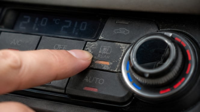 Waspada! 4 Kebiasaan Kecil Ini Ternyata Pembunuh Tombol Dashboard Mobil Anda