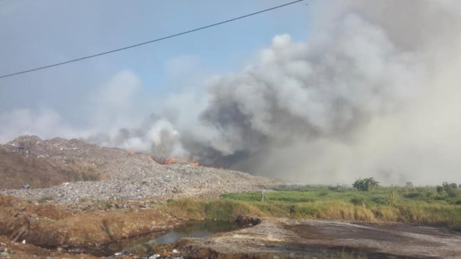 Perang Melawan Api TPA Jatiwaringin Memasuki Hari Keempat, Damkar Tetap Gigih Meski Bara Masih Membara