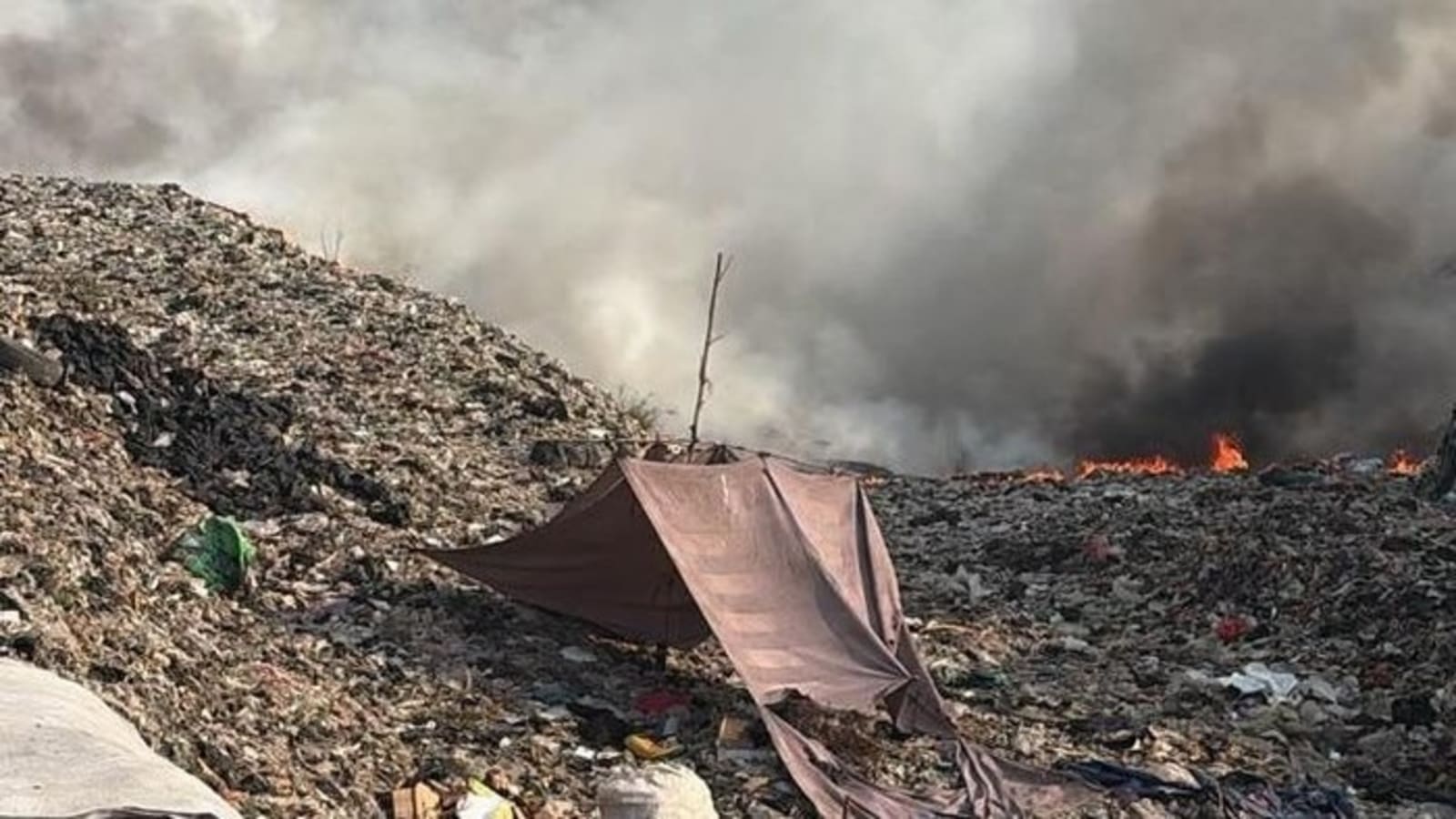 Jatiwaringin Dalam Cengkeraman Api: Kebakaran TPA yang Menjadi Mimpi Buruk Tangerang