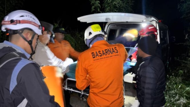 Pendaki Ditemukan Dalam Kondisi Kritis di Lereng Rinjani, Meninggal Meski Berhasil Ditolong SAR