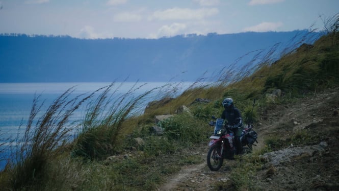 Danau Toba Jadi Surga Baru Petualangan Motor: Jalanan Menggila Bertemu Pemandangan Memukau