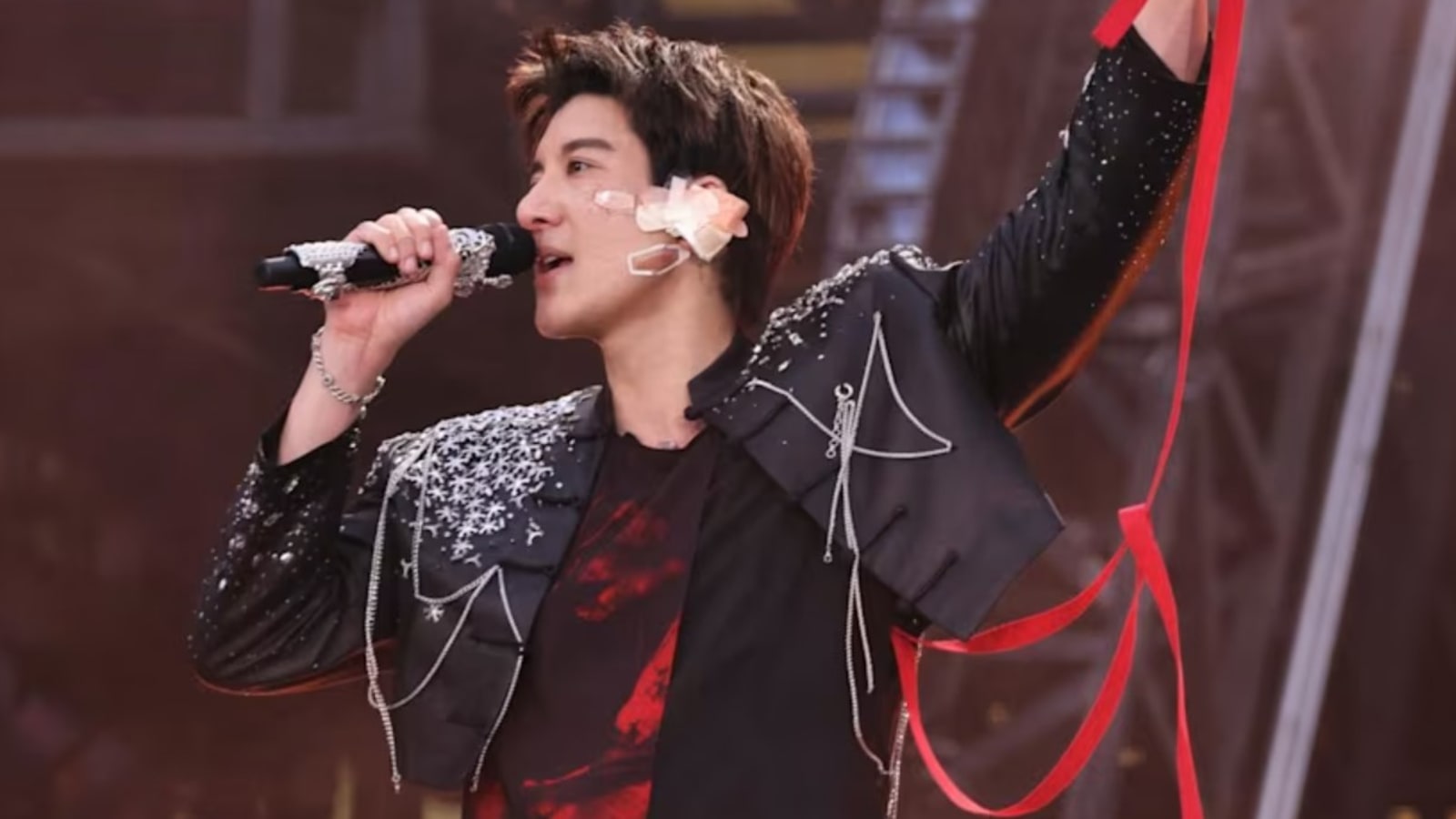 Penuh Darah dan Nyeri, Wang Leehom Rela Terjatuh demi 40 Ribu Fans—Baru Periksa ke RS setelah Konser Selesai