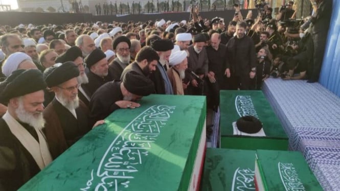 Masjid Jamkaran Dipenuhi Jutaan Umat, Saksikan Momen Bersejarah Salat Jenazah Pemimpin Iran Ali Khamenei