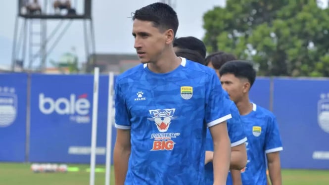 Luka Menalo Ungkap Tantangan Awal di Persib: Intensitas Latihan Bikin Kaget