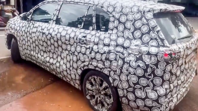 Innova Hybrid Facelift Tertangkap Kamera, Ini Perubahan Signifikan yang Bakal Hadir