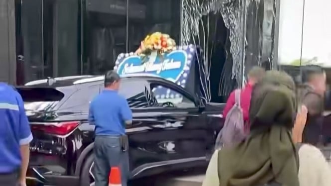 Mobil Listrik BYD Atto 3 Bikin Hiruk Pikuk SCBD Usai Tabrak Kaca Gedung, Tak Ada Sanksi Hukum