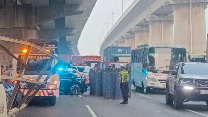 Jalanan Kacau! Empat Mobil Terlibat Tabrakan Berantai di Tol Japek, Lexus dan BYD Seal Paling Parah
