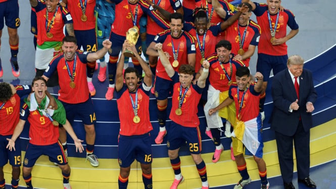 Detik-detik Canggung di Podium Juara: Trump Enggan Turun saat Spanyol Angkat Trofi Piala Dunia