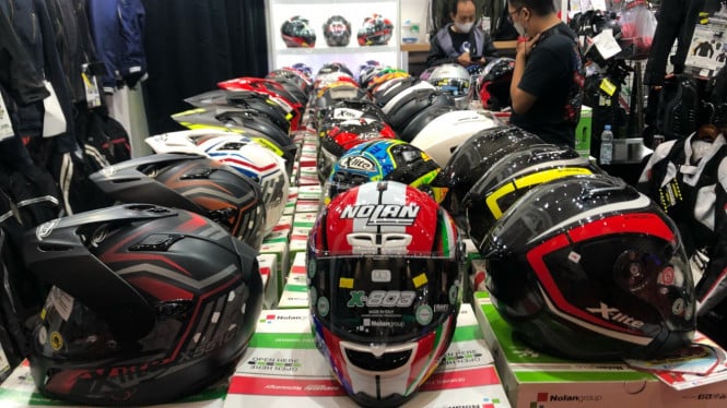 Jangan Salah Pilih Helm! Trik Simpel Pakai Dua Jari Ini Jamin Pas dan Aman
