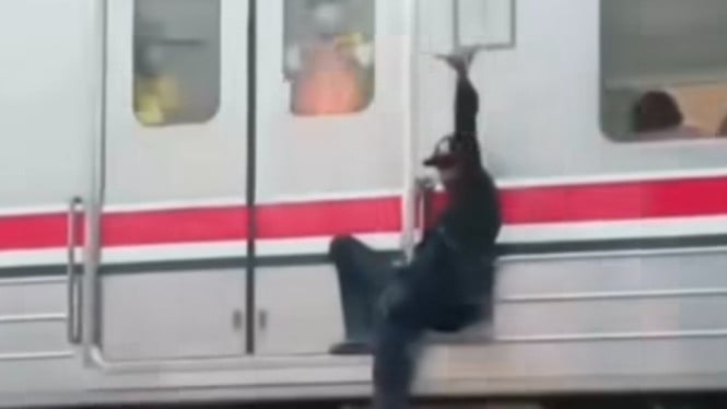 Nekat Bergelantung di Luar KRL, Pria Ini Langsung Masuk Daftar Hitam KAI Commuter!