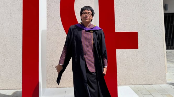 Dari Panggung ke Kampus: Abraham Bernard Lasso Raih Gelar Sarjana dari Universitas Ternama Dunia