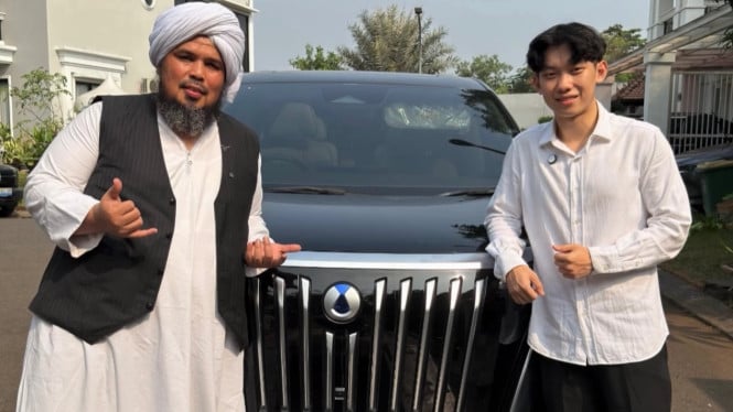 Willie Salim Bikin Kejutan Meriah, Hadiahi Ustaz Derry Sulaiman Mobil Listrik Mewah di Perayaan Ulang Tahunnya