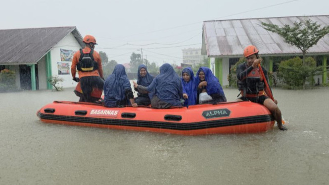 Operasi Penyelamatan Dramatis: Ratusan Siswa dan Guru Dievakuasi dari Sekolah yang Tergenang Banjir di Padang