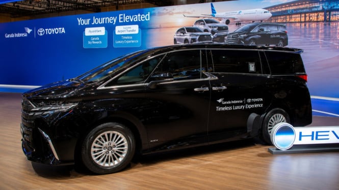 Toyota Gandeng Garuda Indonesia untuk Perkenalkan Teknologi Hybrid: Jangan Beli Dulu, Coba Naik Lebih Dulu!