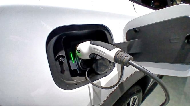 Harga Mobil Listrik Turun, Tapi Mengapa Konsumen Indonesia Masih Antri? Jawabannya Bukan di Kantong