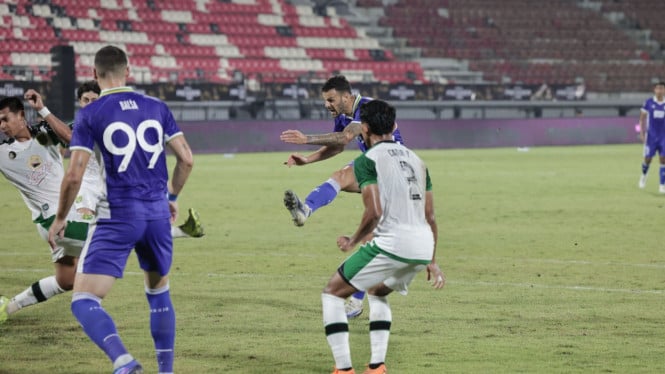 Persib dan Persebaya Saling Sikut di Babak Pertama Final Piala Presiden: Pertarungan Tiga Poin Berakhir Sama Kuat