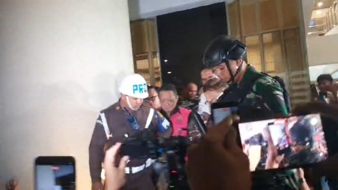 Febrie Adriansyah Keluar dari Maraton Pemeriksaan Tim 9 dengan Borgol, Tetap Diam Bak Batu