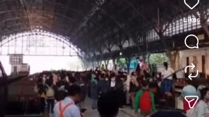 Jalur Commuter Line Tanjung Priok Macet Total, Penumpang Terjebak karena Kerumunan Warga di Rel Pagi Ini