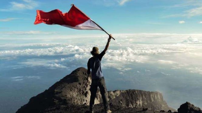 Pendaki Serbu Puncak Kerinci, Jambi untuk Perayaan Meriah HUT RI ke-81