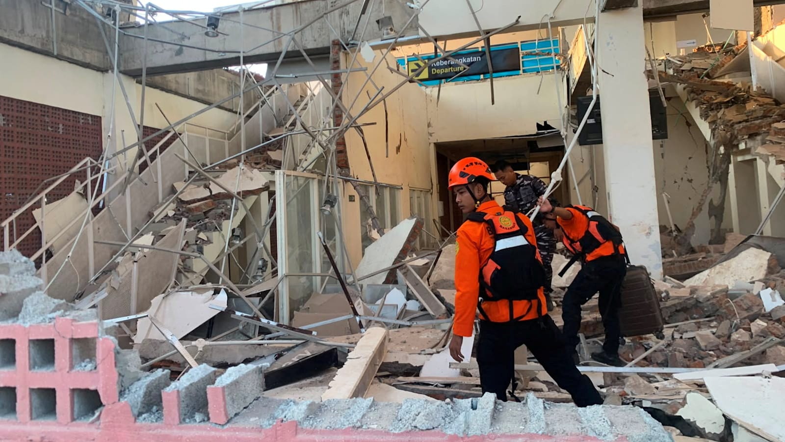 Gempa Dahsyat NTT Tewaskan 38 Orang, Tim Penyelamat Berlomba Melawan Waktu Cari Korban Terperangkap