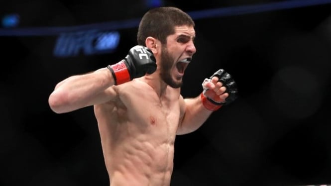 Wajah Penuh Lebam, Islam Makhachev Tetap Kuasai UFC 330 dan Pertahankan Mahkota Juara