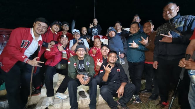 Mendaki Pusuk Buhit, Hasto Rayakan Semangat Kemerdekaan dengan Doa untuk Para Pendiri Bangsa
