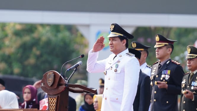 Momen Menggelitik: Bupati Lucky Hakim Hampir Kejebakan Peluk ODGJ di Tengah Upacara HUT RI