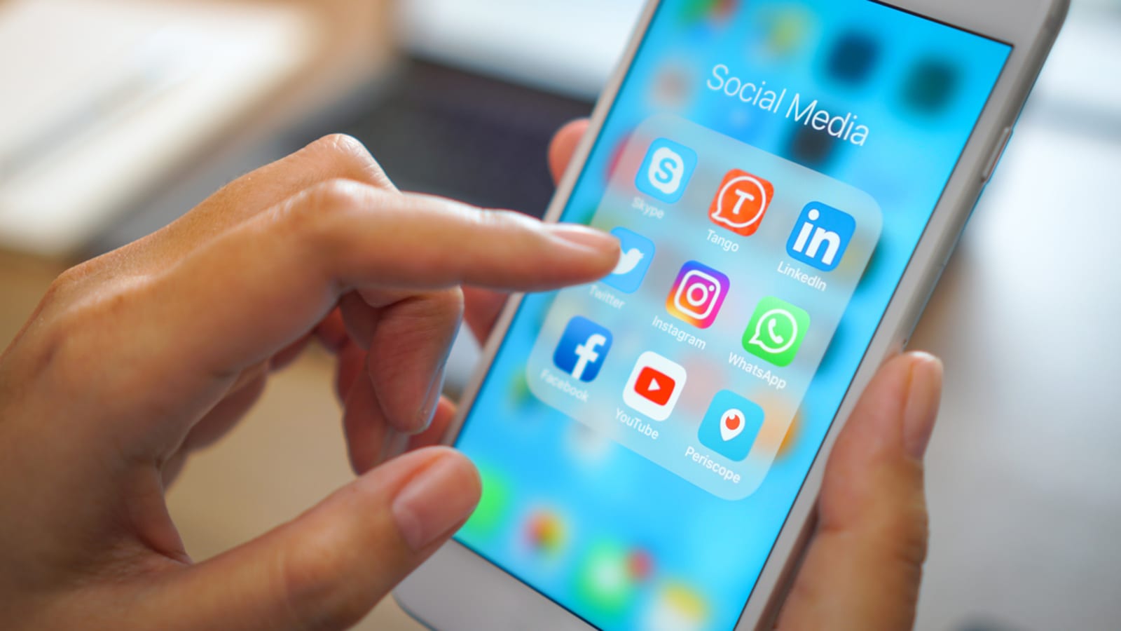 Saat Mewah Butuh Otak: Merek Fesyen Kini Cari Influencer yang Bicara Serius