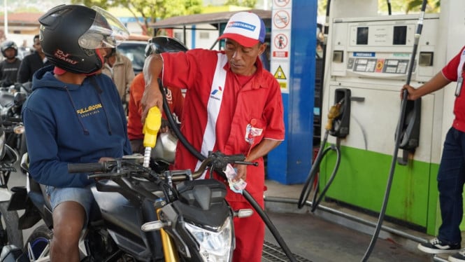 Di Tengah Reruntuhan, Petugas SPBU Pertamina Manggung Layani Publik Demi Energi Tetap Mengalir