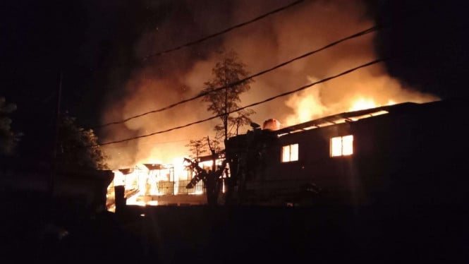 Medan Api di Gandaria Utara, Ratusan Pemadam Kebakaran Berjibaku Selamatkan Rumah Warga